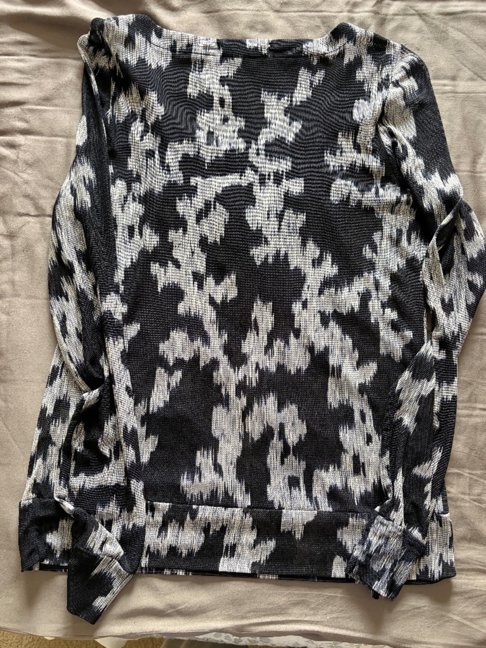 EUC Cleo Abstract Print Long-Sleeve Blouse Round Neckline in Navy/White Medium - Picture 4 of 7